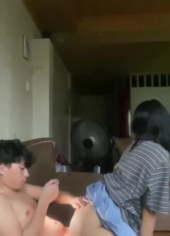 Anh họ hiếm có cơ hội đụ em gái 2k4 nên khi được đụ quay clip lại dành thủ dâm khi vả