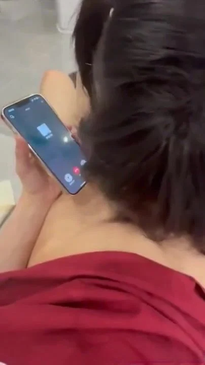Bắt bé e họ mình dây xinh dâm vừa gọi nói chuyện vs bồ vừa bú cu r đưa vào phòng địt e