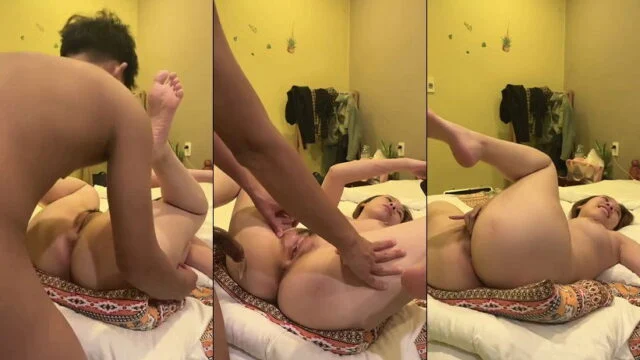Em đang nhắn tin cho người yêu mà anh mặc kệ kéo vô chơi luôn