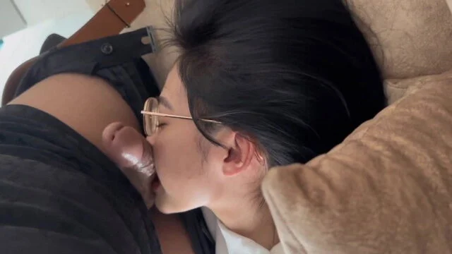 Em sinh viên kính cận mút phê quá